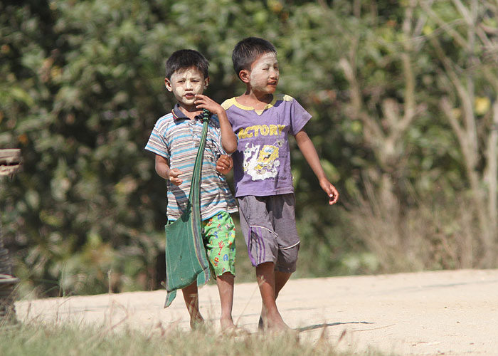 Kohalikud lapsed
Mudilaste näod on puukoore jahust tehtud päikesekaitsega kokku määritud.

Birma, jaanuar 2012

UP
