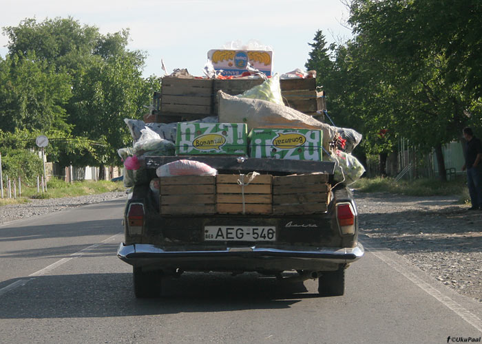 Kaubaauto
Selliseid põllusaaduseid vedavaid sõiduauotosid nägime palju

UP
