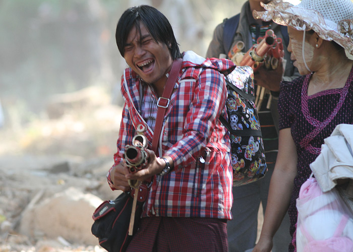 Suurte poiste mängud
Kohalik turist meid bambusrelvaga ähvardamas.

Birma, jaanuar 2012

UP
