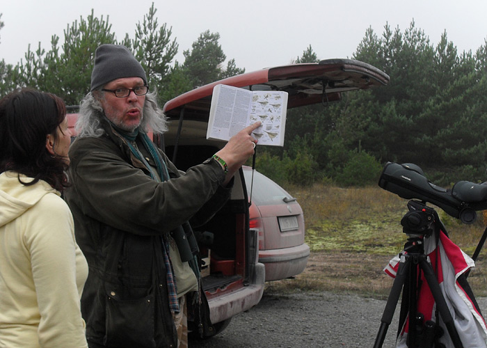 Suur õpetaja ja õpilased
Jände õpetab lehelindude määramist.

Harilaid, Saaremaa, 27.10.2013

Kuido Kõiv
Keywords: birders